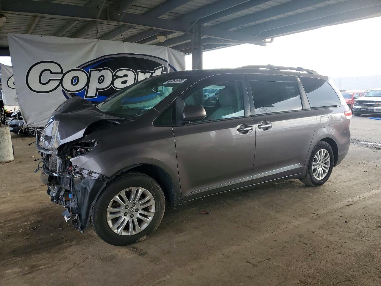 2014 TOYOTA SIENNA