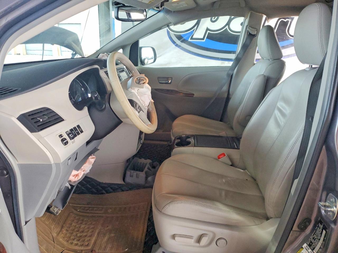 2014 TOYOTA SIENNA XLE photo 7