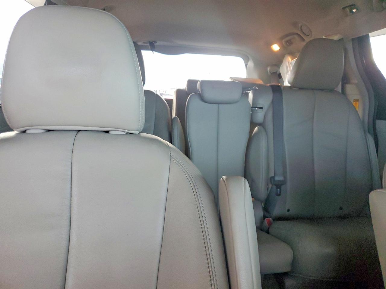 2014 TOYOTA SIENNA XLE photo 10