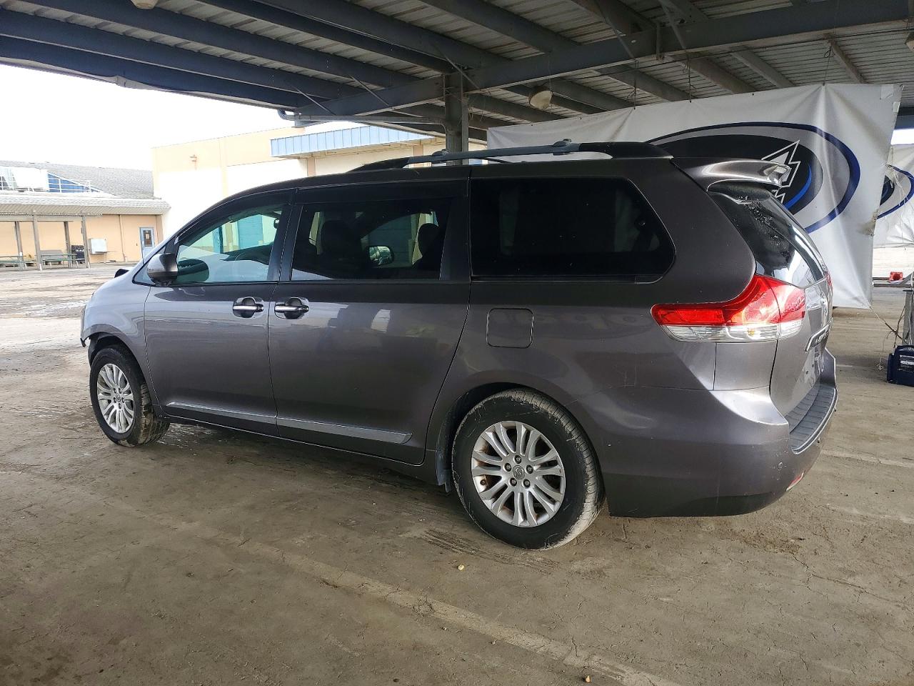 2014 TOYOTA SIENNA XLE photo 2