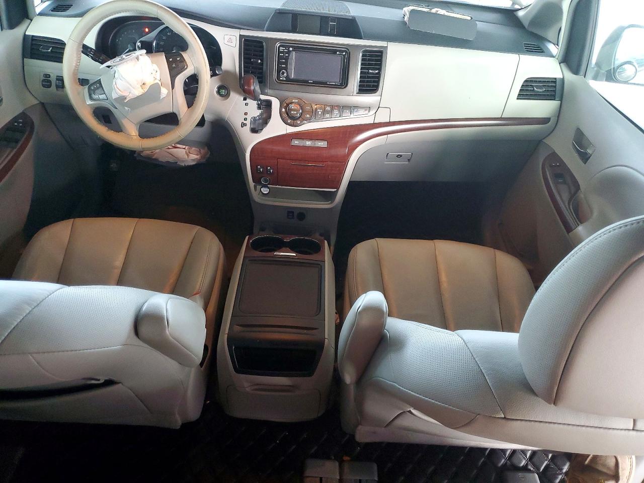 2014 TOYOTA SIENNA XLE photo 8