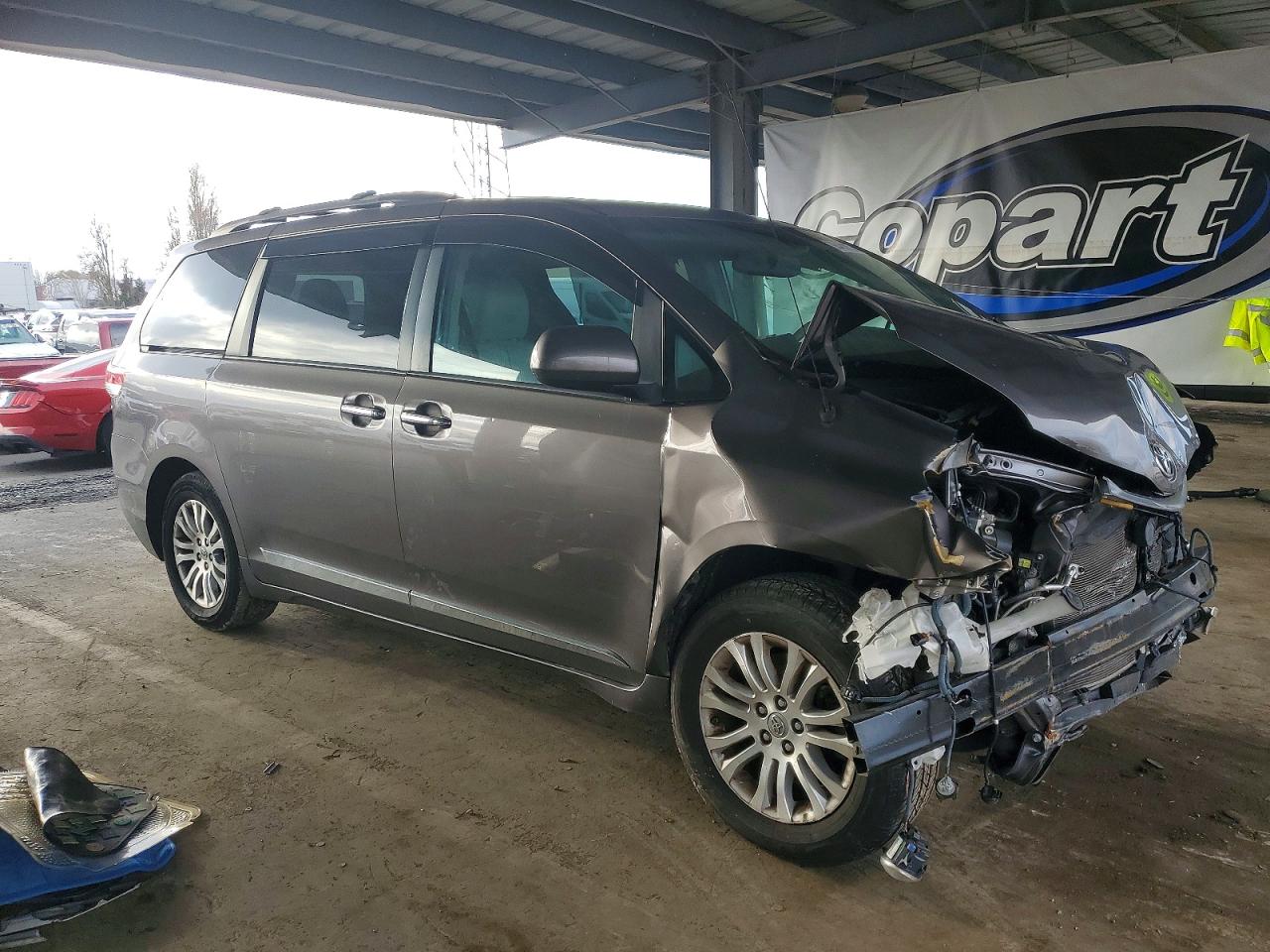 2014 TOYOTA SIENNA XLE photo 4