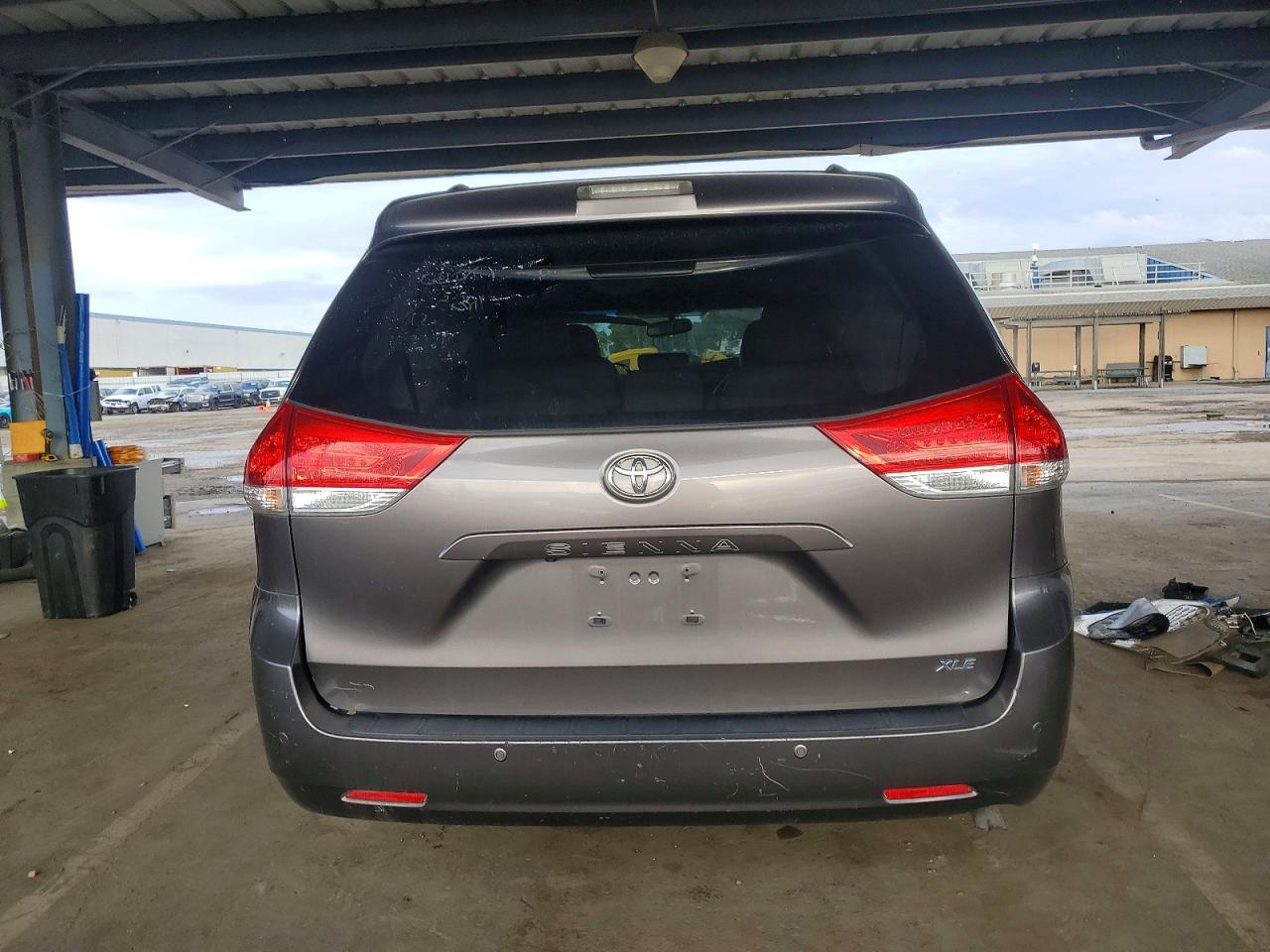2014 TOYOTA SIENNA XLE photo 6