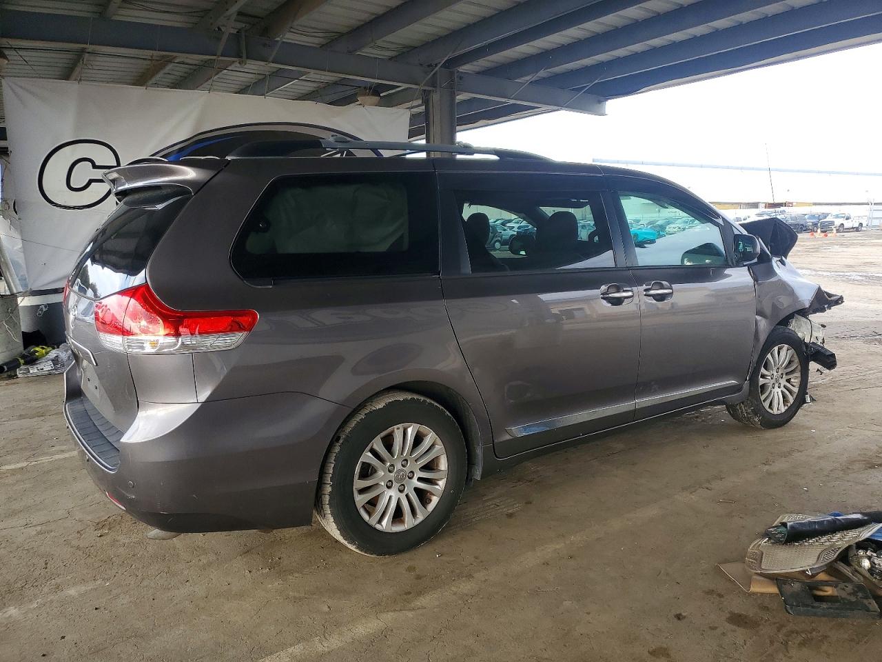 2014 TOYOTA SIENNA XLE photo 3