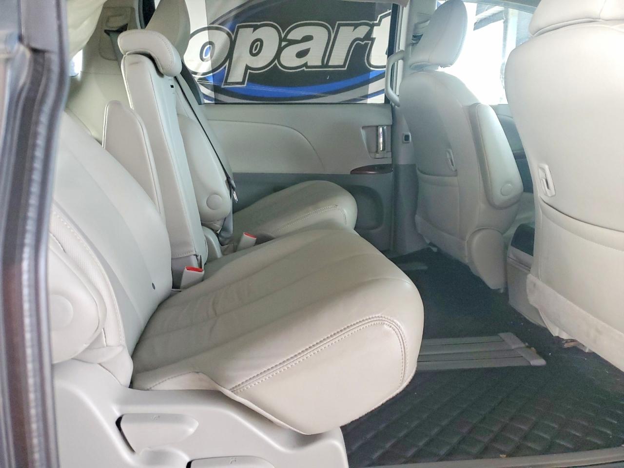 2014 TOYOTA SIENNA XLE photo 11