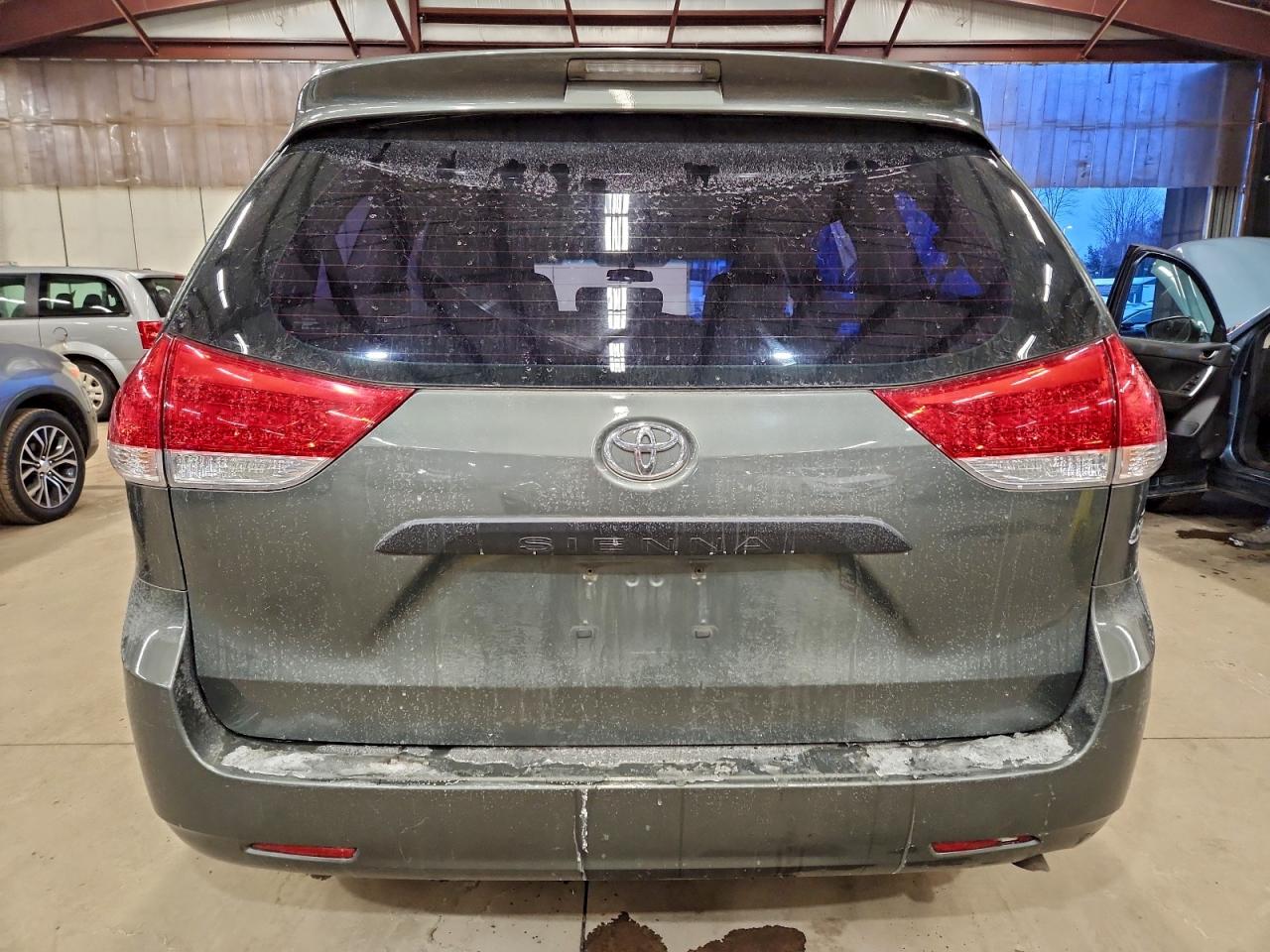 2013 TOYOTA SIENNA photo 16