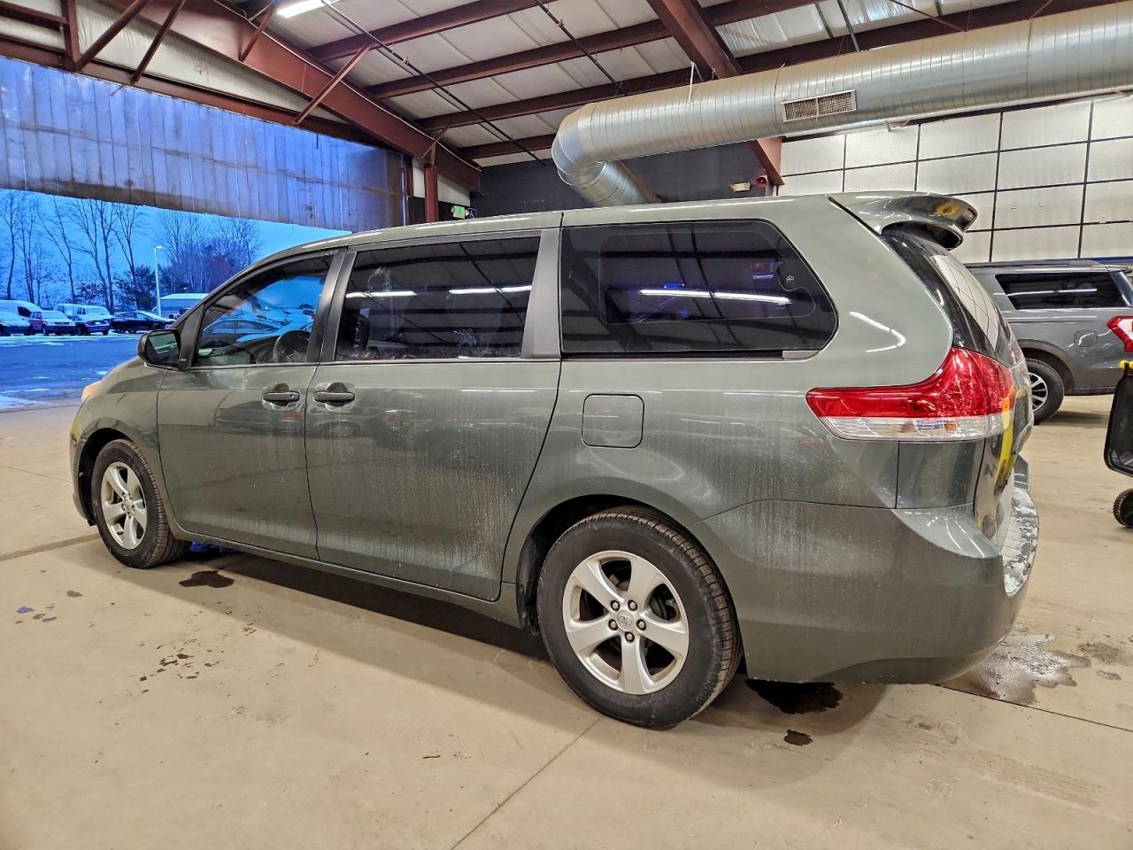 2013 TOYOTA SIENNA photo 4