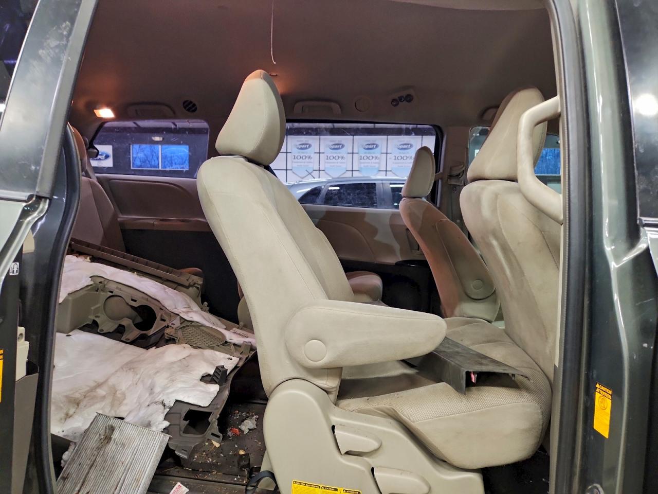 2013 TOYOTA SIENNA photo 31