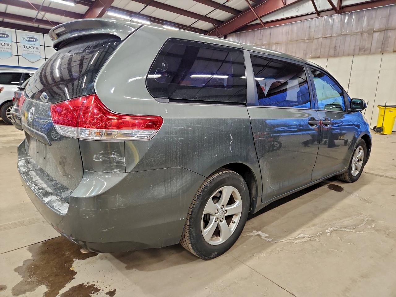 2013 TOYOTA SIENNA photo 7