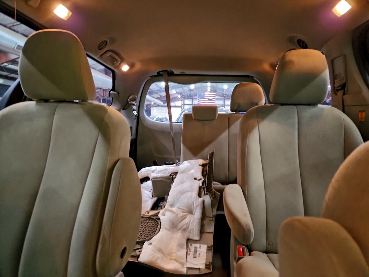 2013 TOYOTA SIENNA photo 28