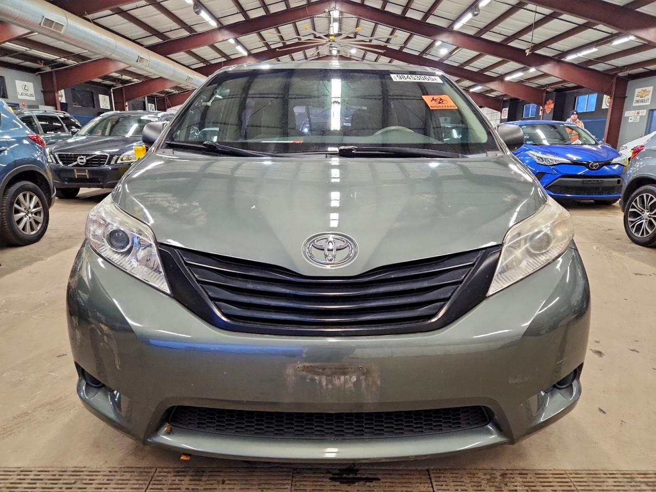 2013 TOYOTA SIENNA photo 13