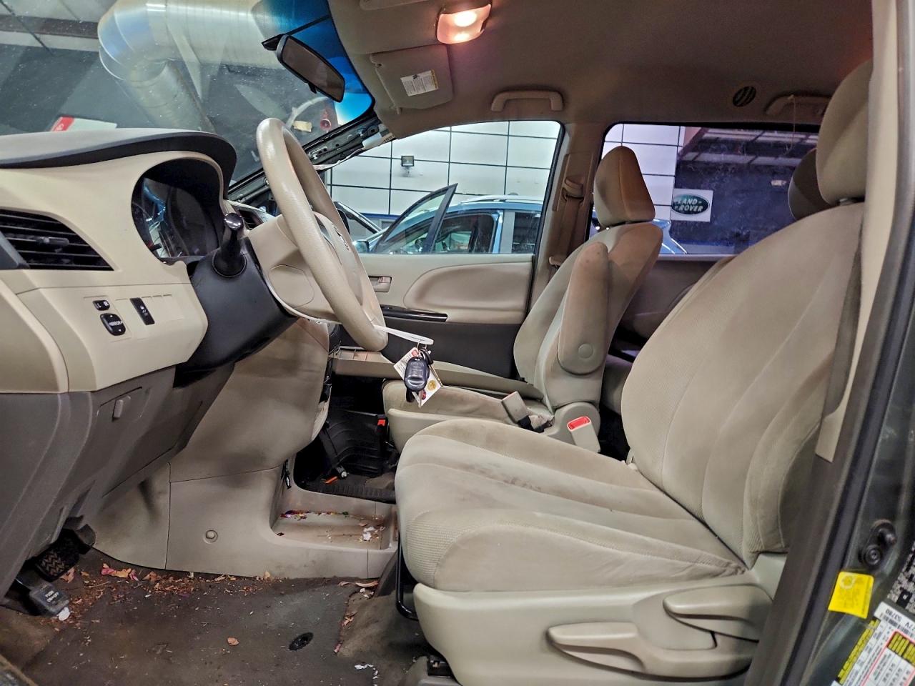 2013 TOYOTA SIENNA photo 19