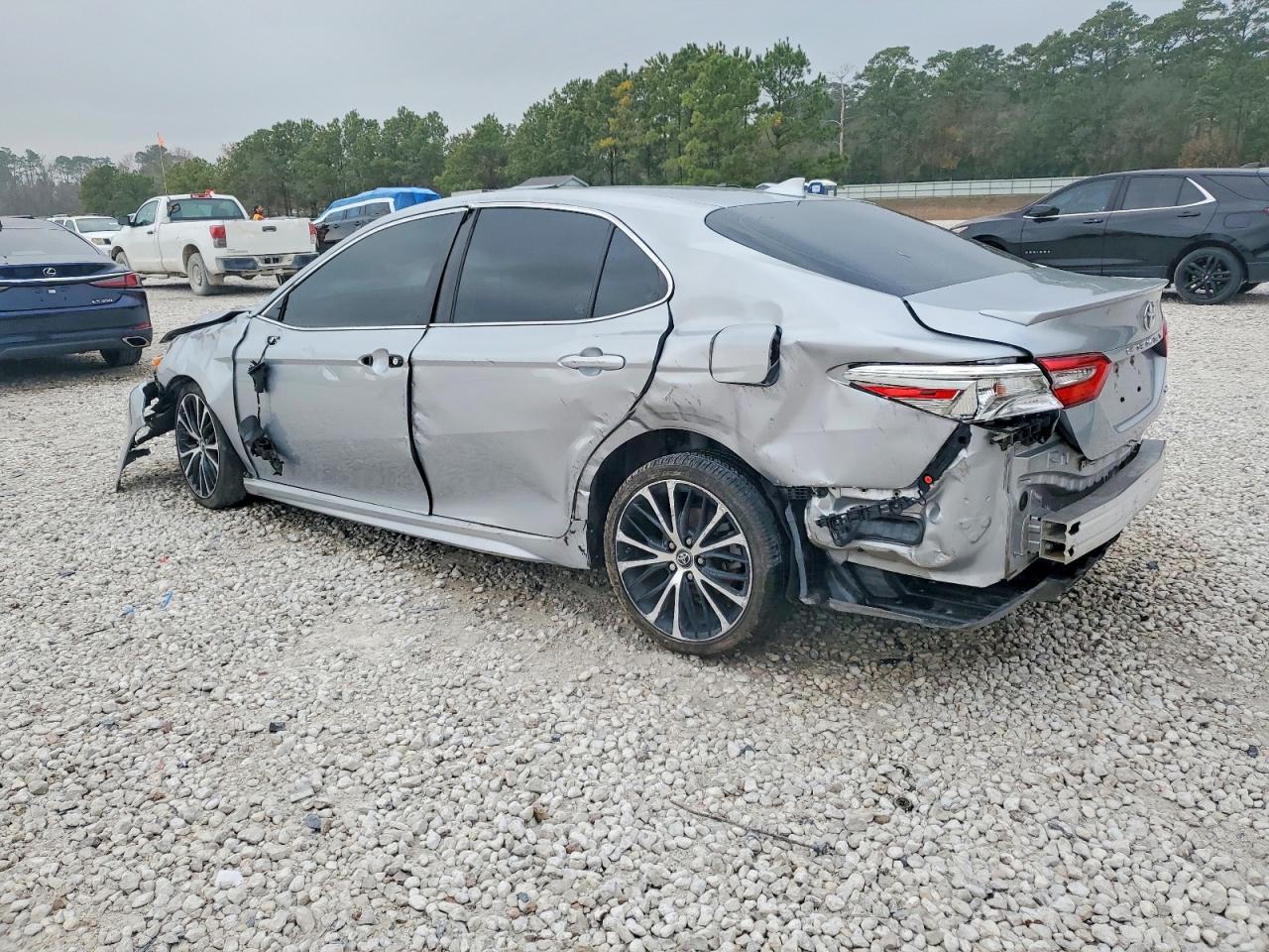 2019 TOYOTA CAMRY SE photo 2