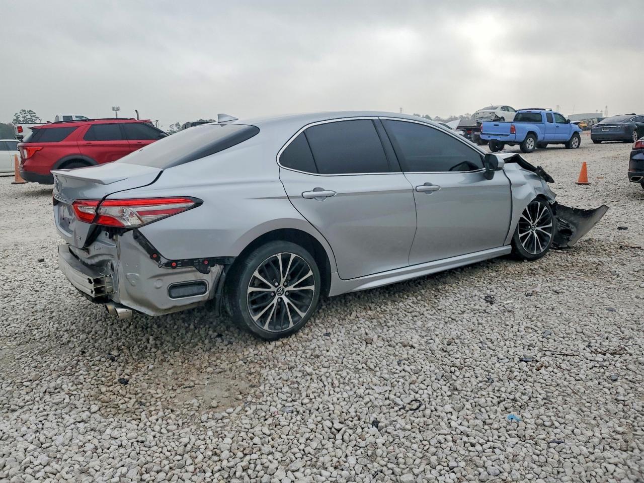 2019 TOYOTA CAMRY SE photo 3