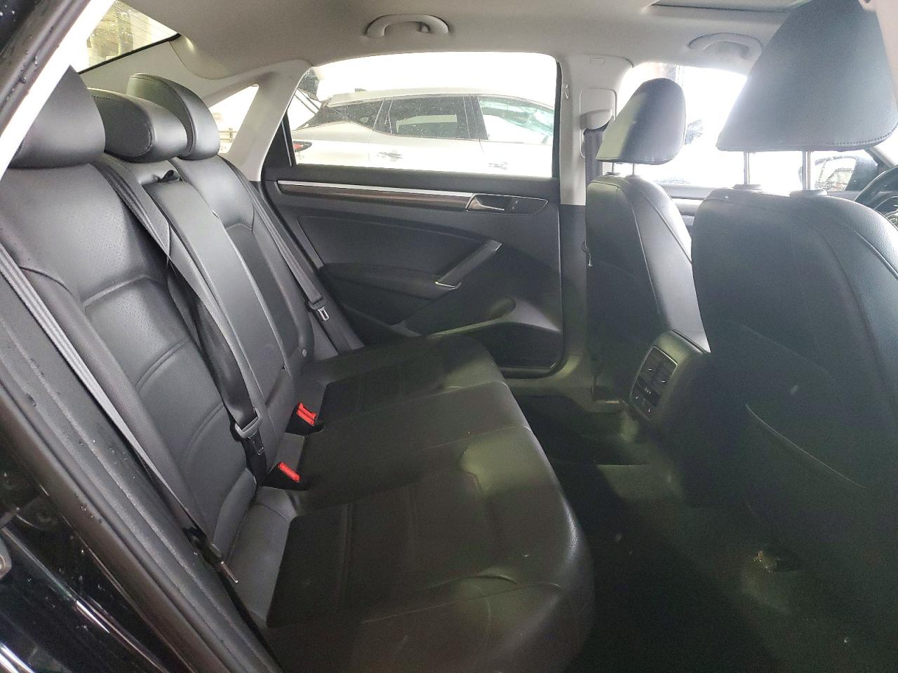 2017 VOLKSWAGEN PASSAT SE photo 10