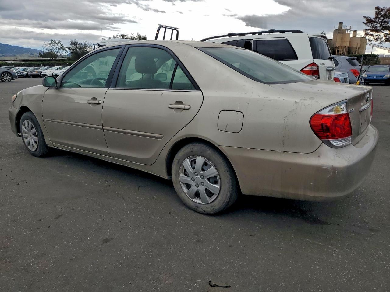 2005 TOYOTA CAMRY LE photo 4