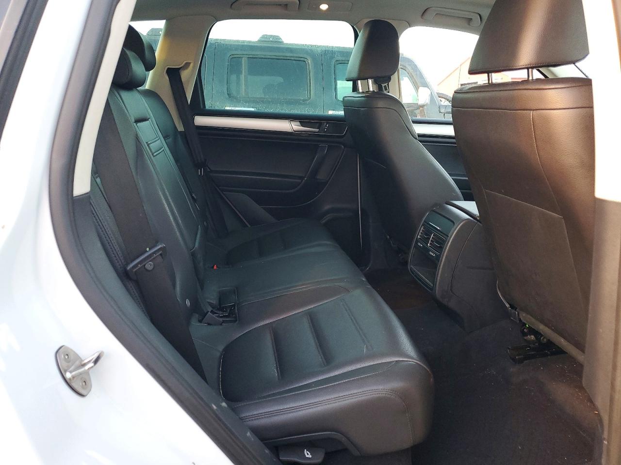 2016 VOLKSWAGEN TOUAREG SPORT photo 11