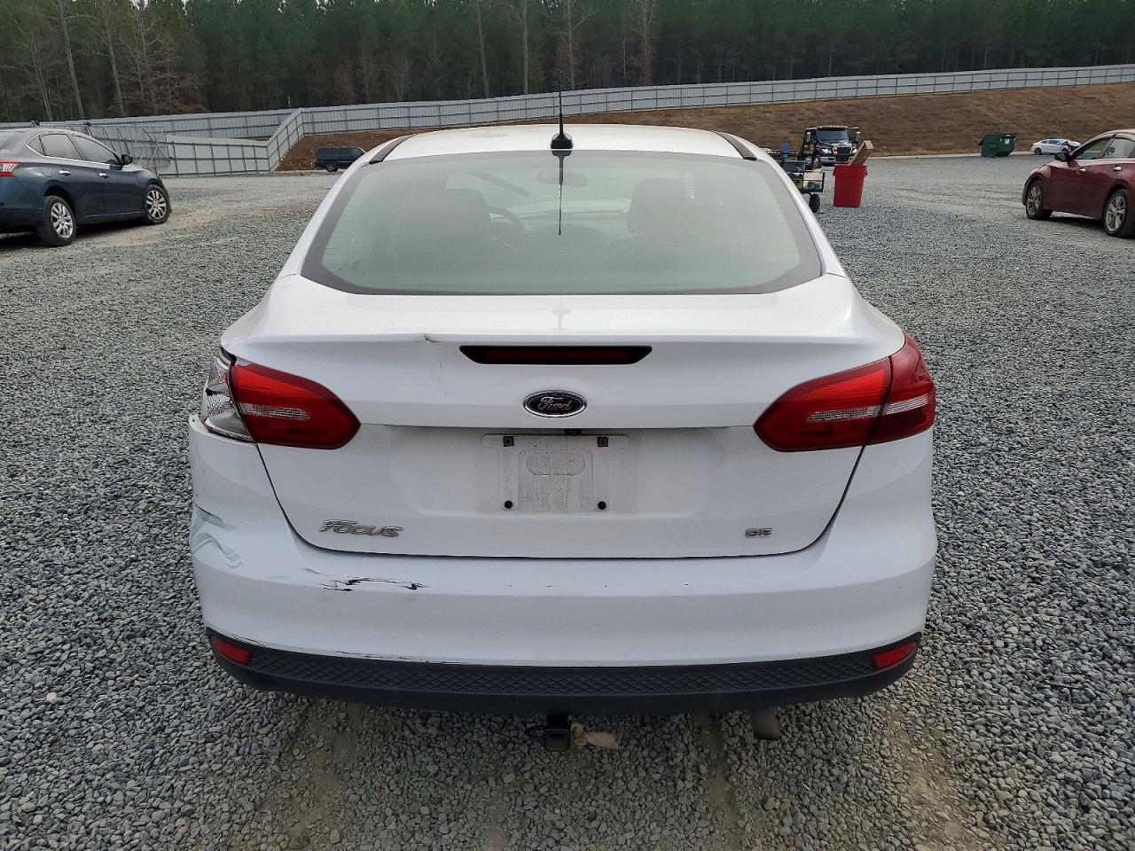 2017 FORD FOCUS SE photo 6