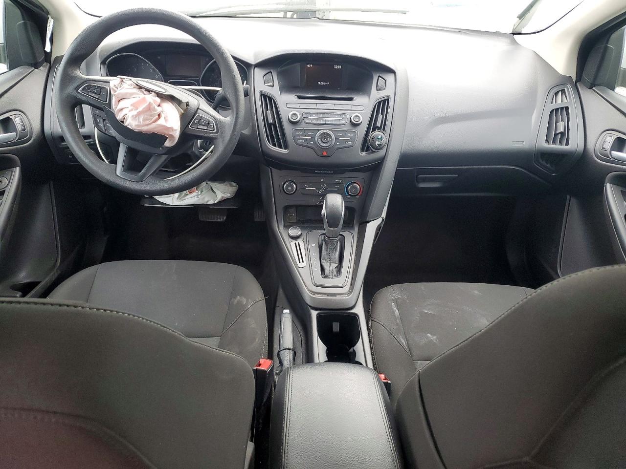 2017 FORD FOCUS SE photo 8