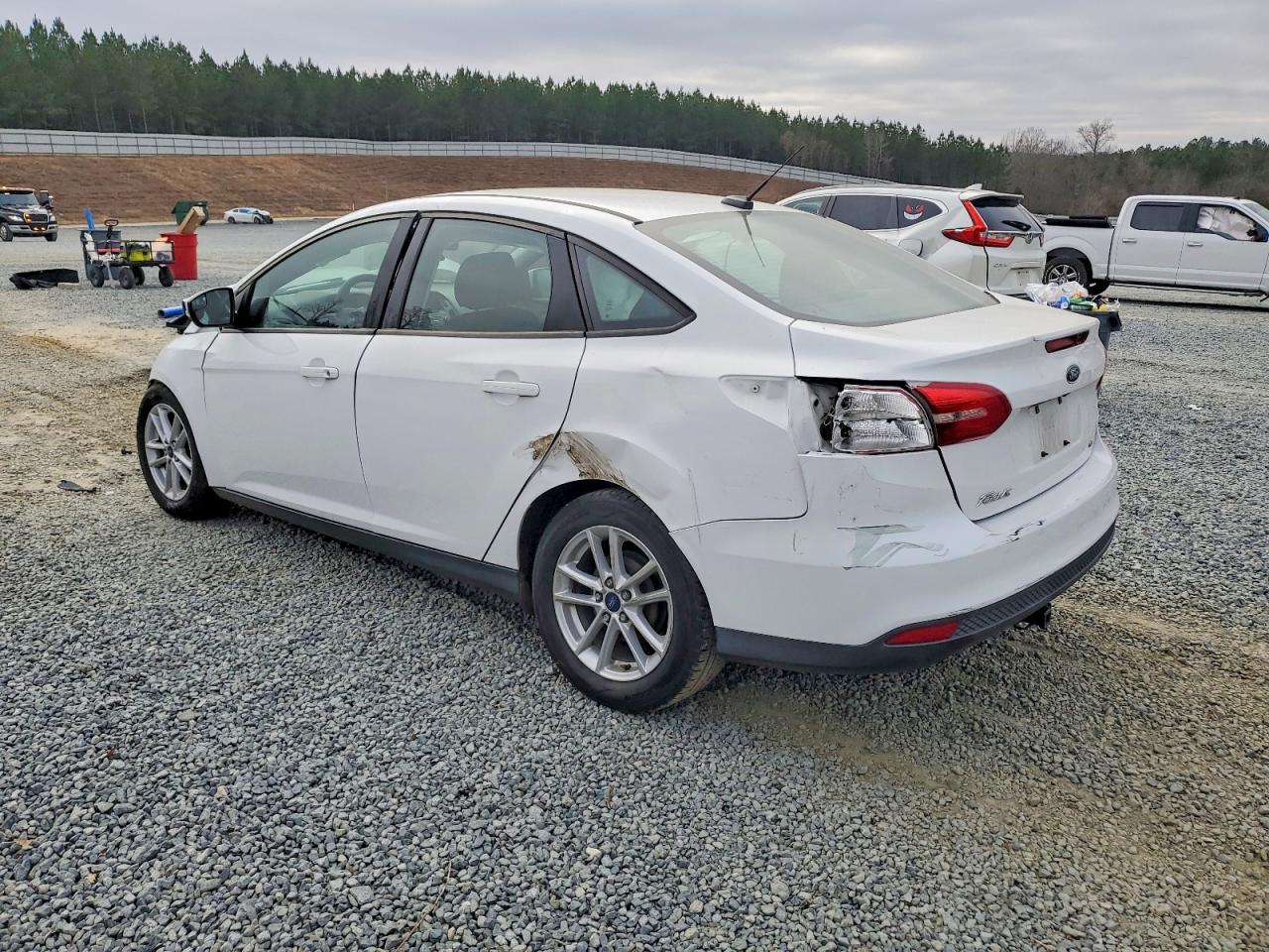 2017 FORD FOCUS SE photo 2