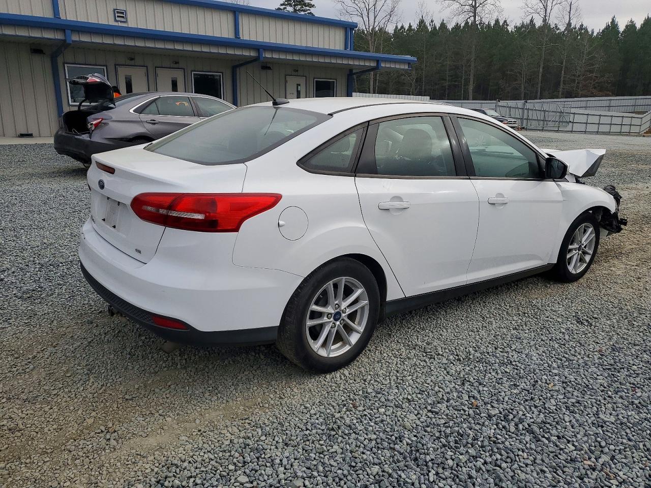 2017 FORD FOCUS SE photo 3
