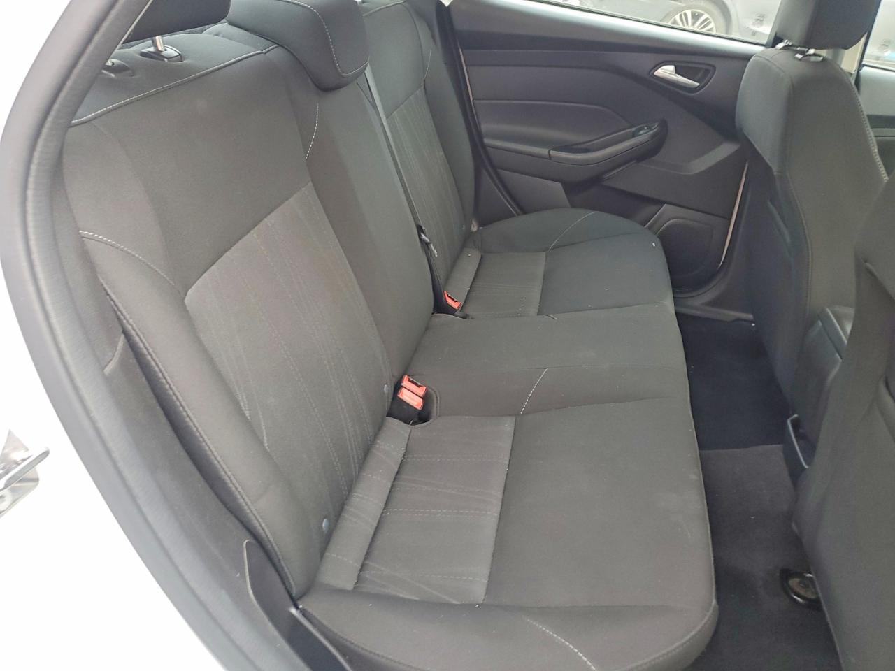 2017 FORD FOCUS SE photo 10