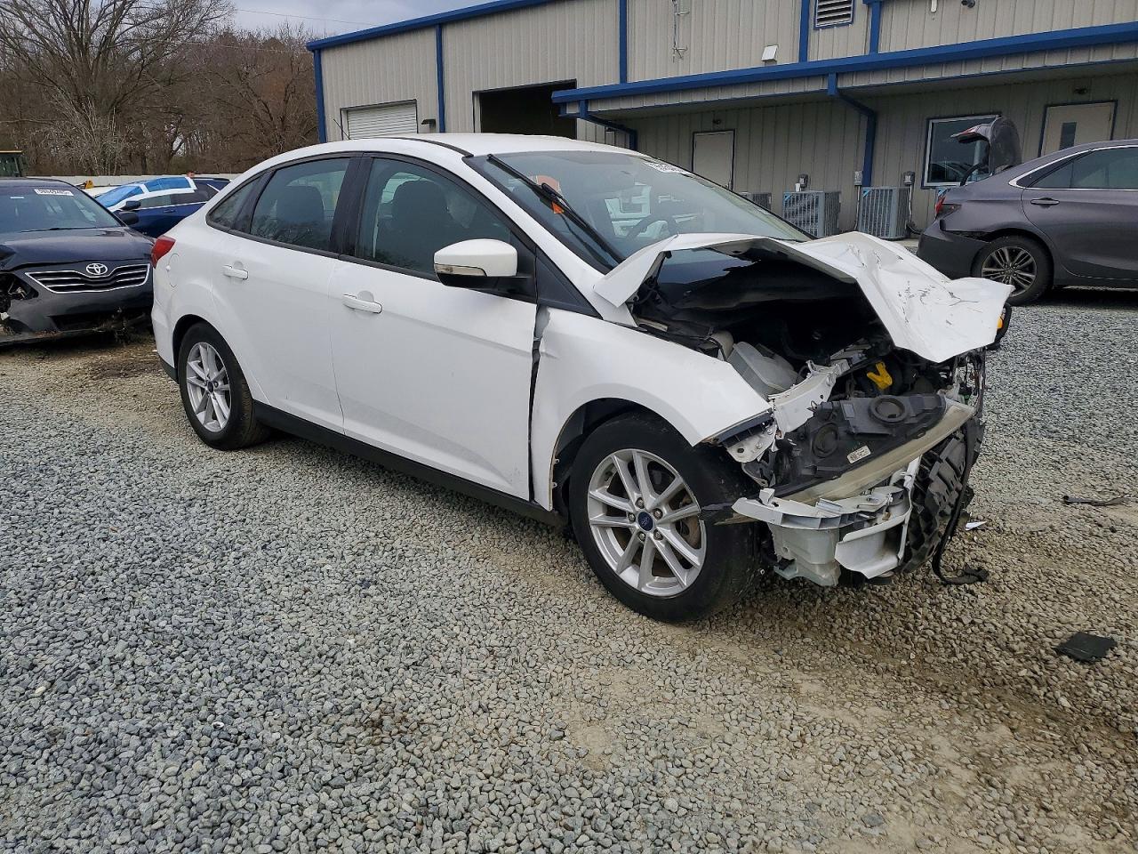 2017 FORD FOCUS SE photo 4