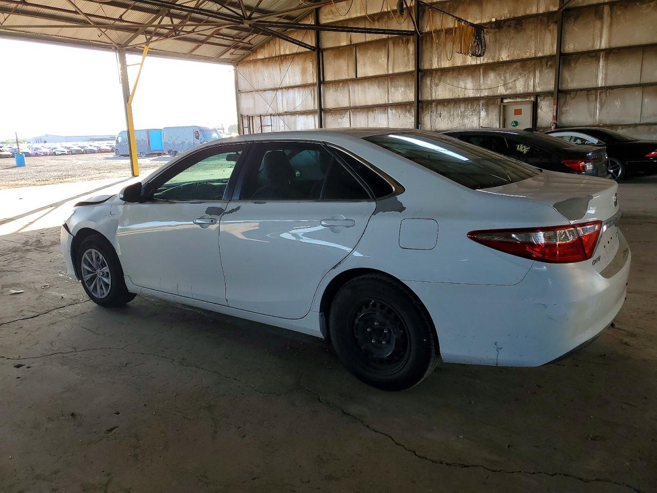 2015 TOYOTA CAMRY LE photo 2