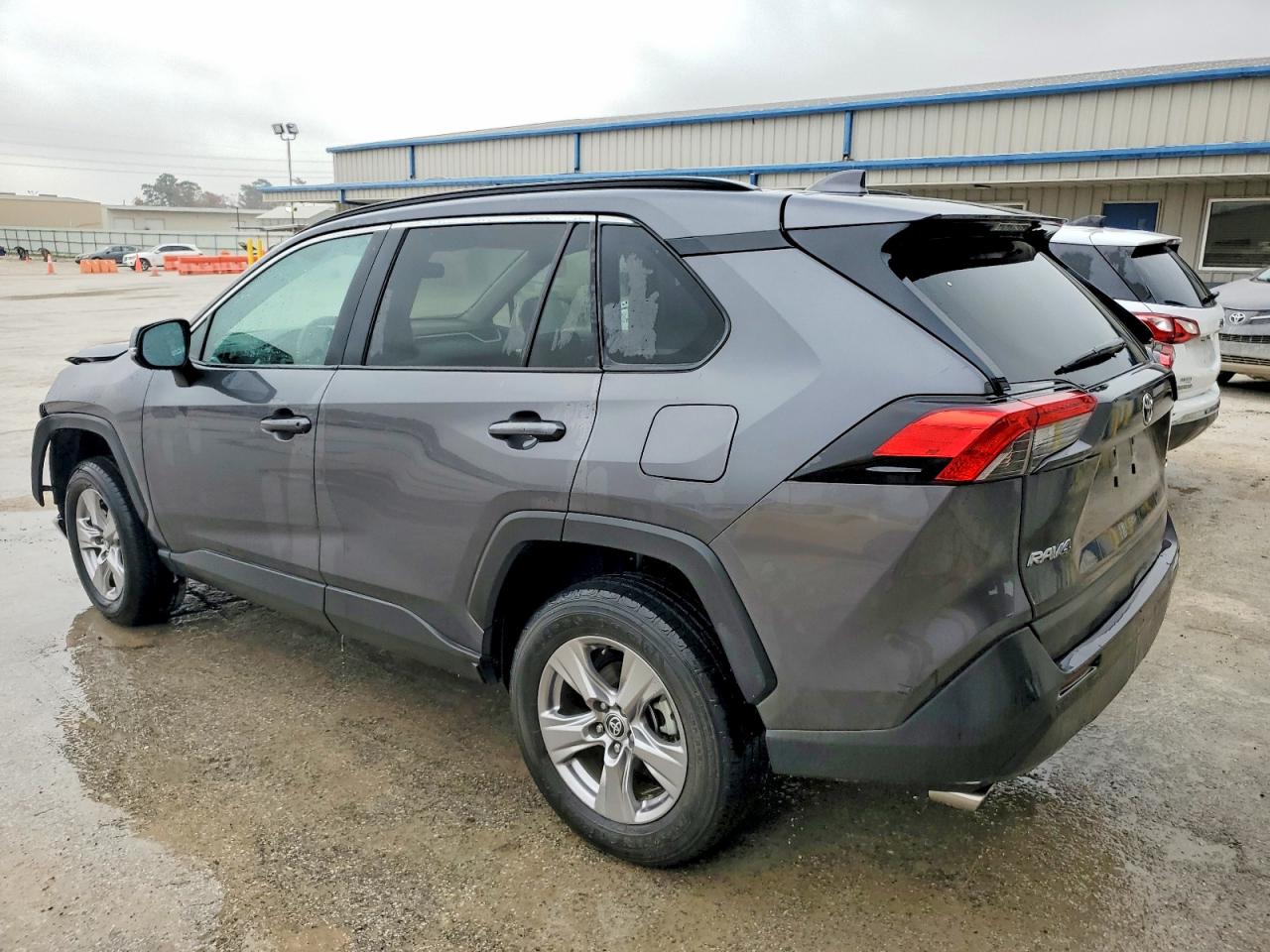 2022 TOYOTA RAV4 XLE photo 2