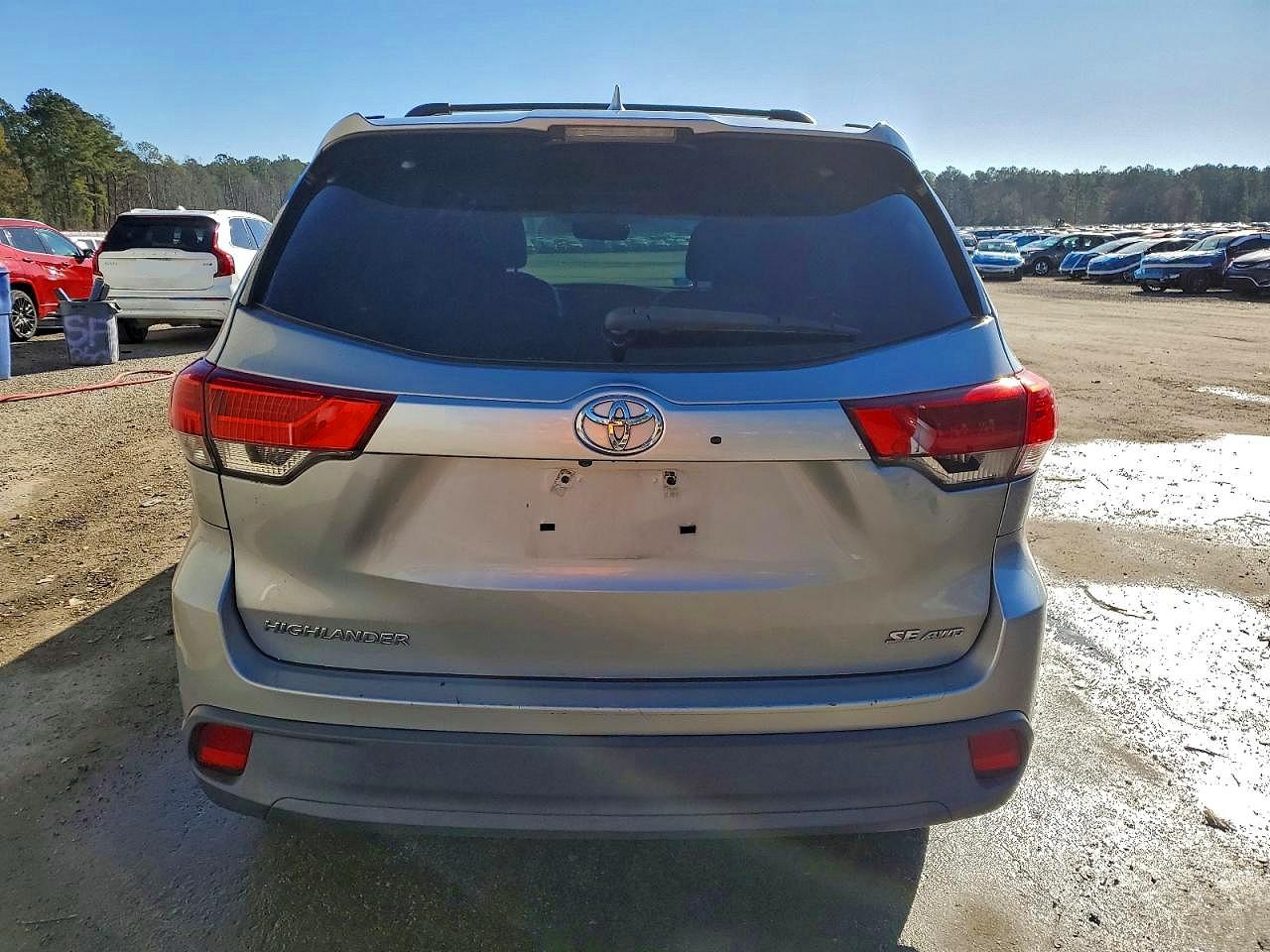 2017 TOYOTA HIGHLANDER SE photo 6