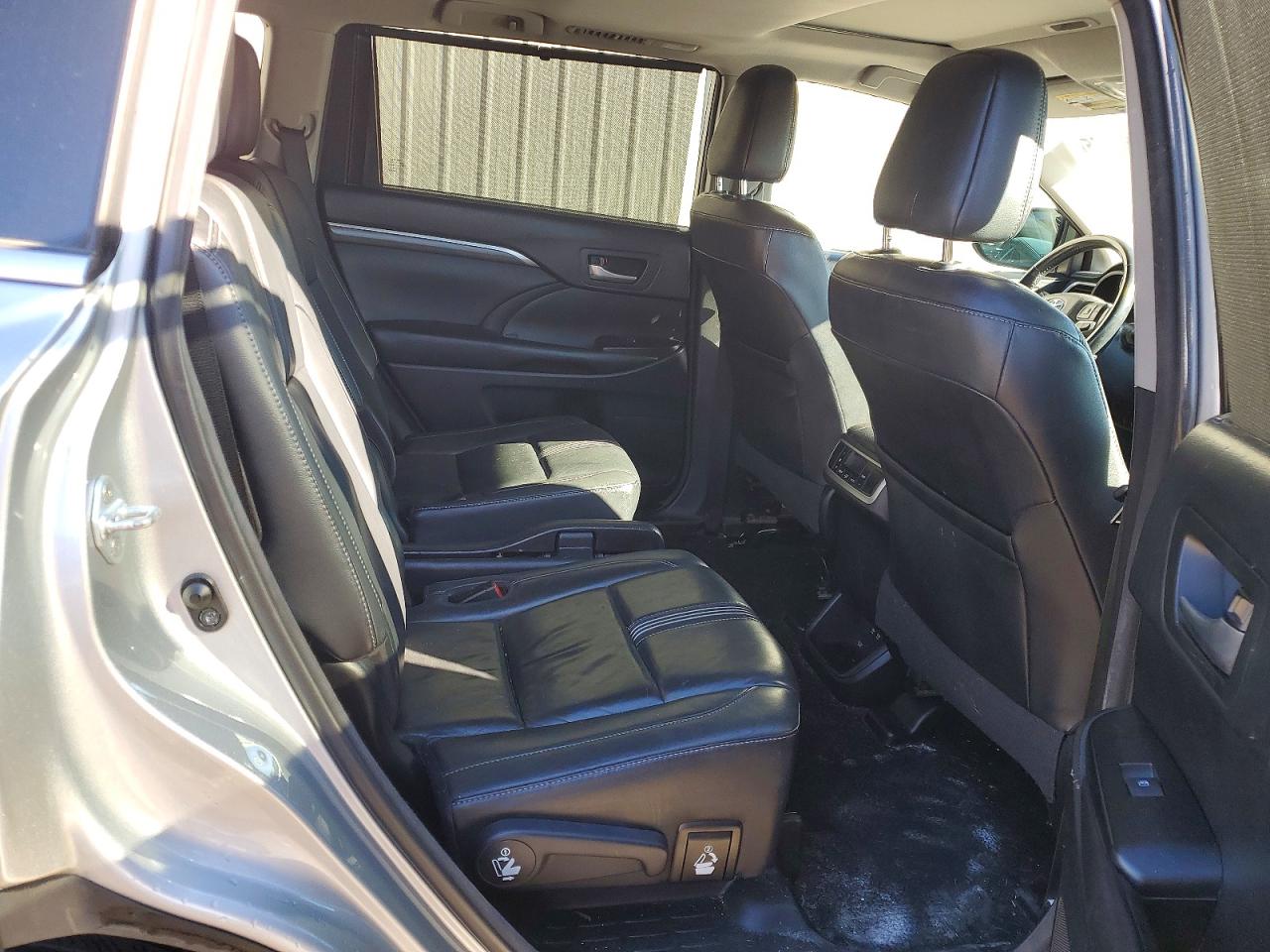 2017 TOYOTA HIGHLANDER SE photo 11