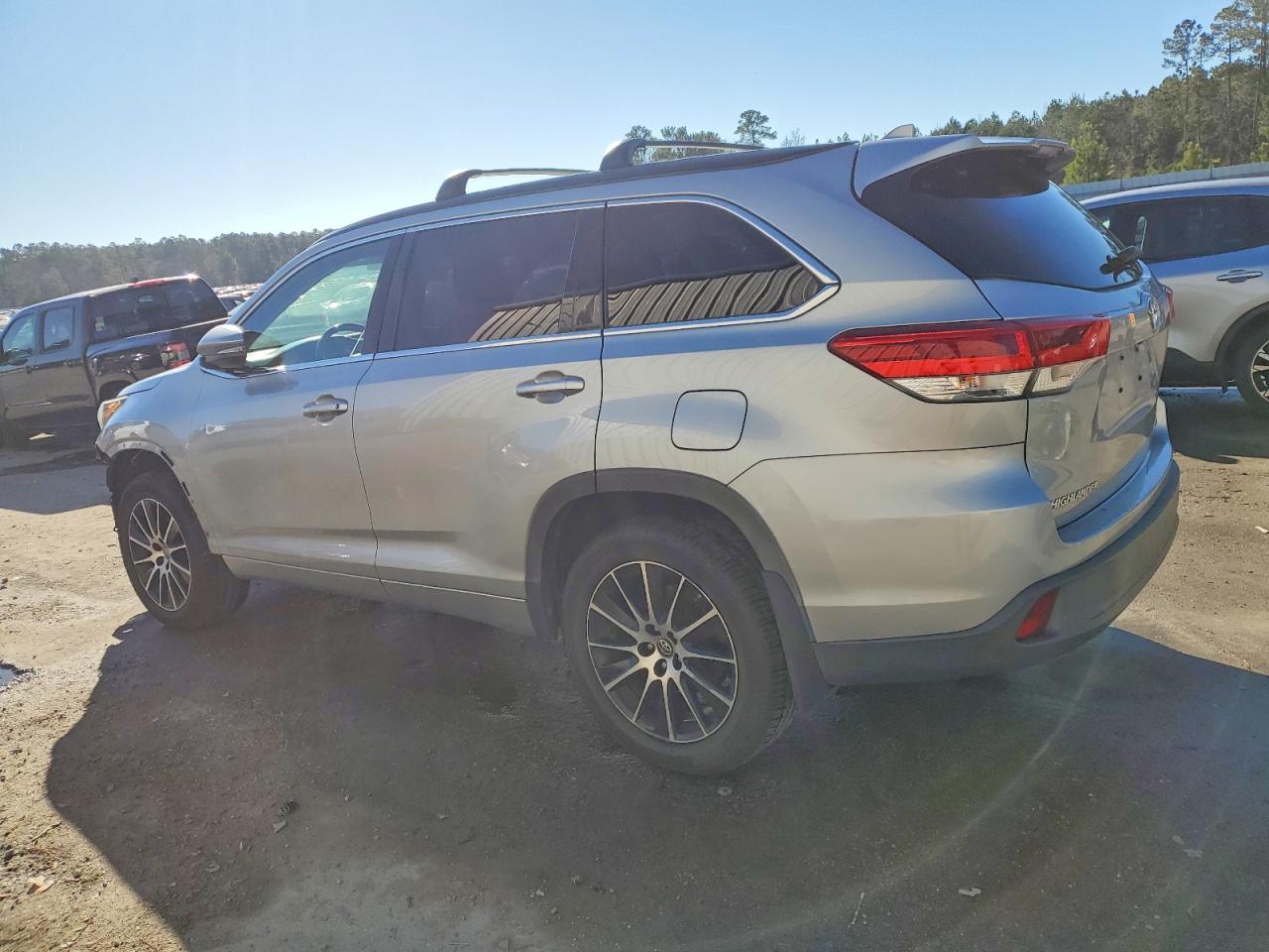 2017 TOYOTA HIGHLANDER SE photo 2