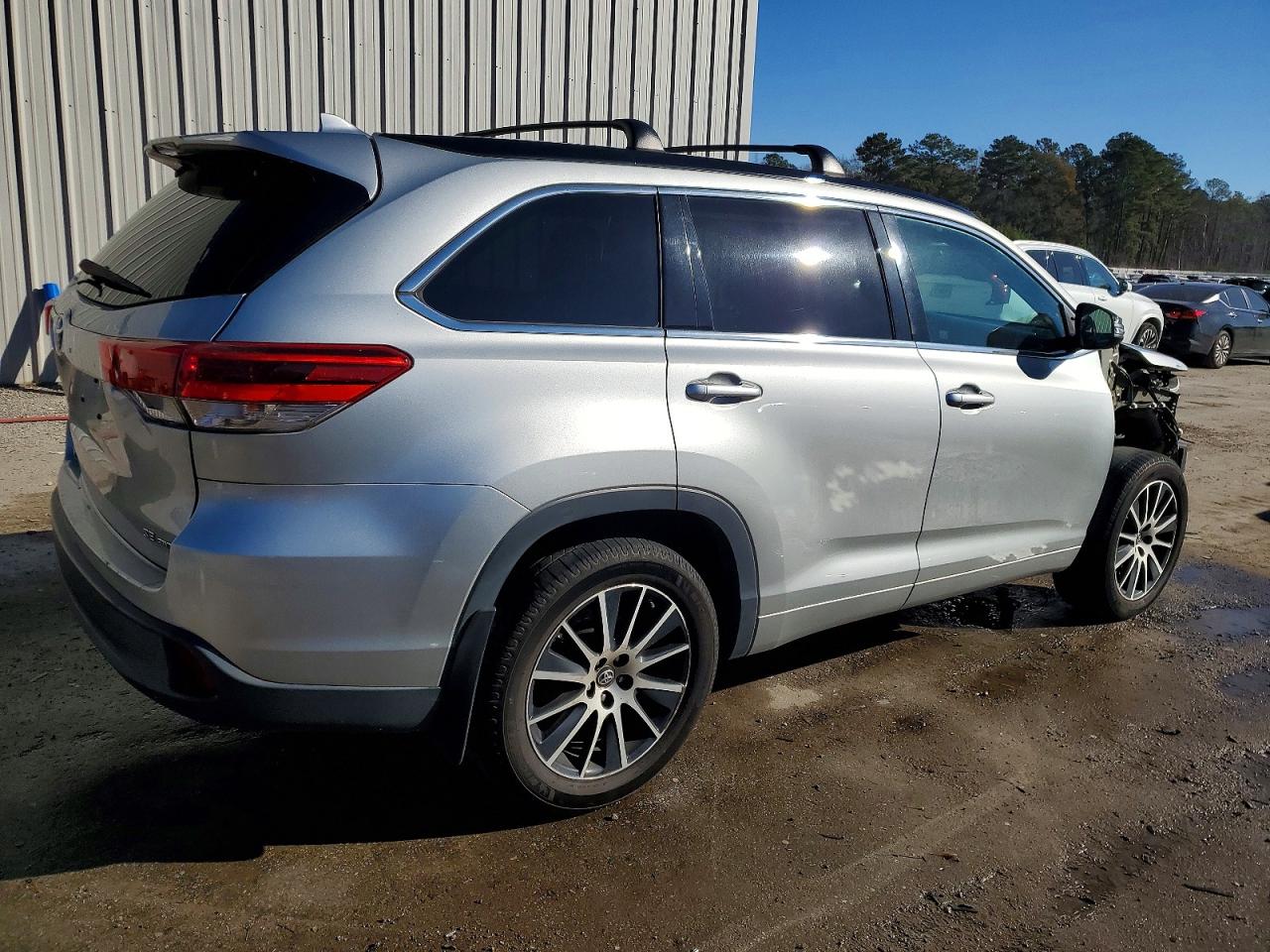 2017 TOYOTA HIGHLANDER SE photo 3
