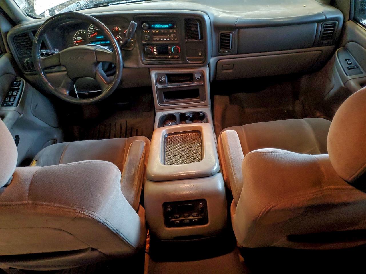 2004 GMC YUKON photo 15
