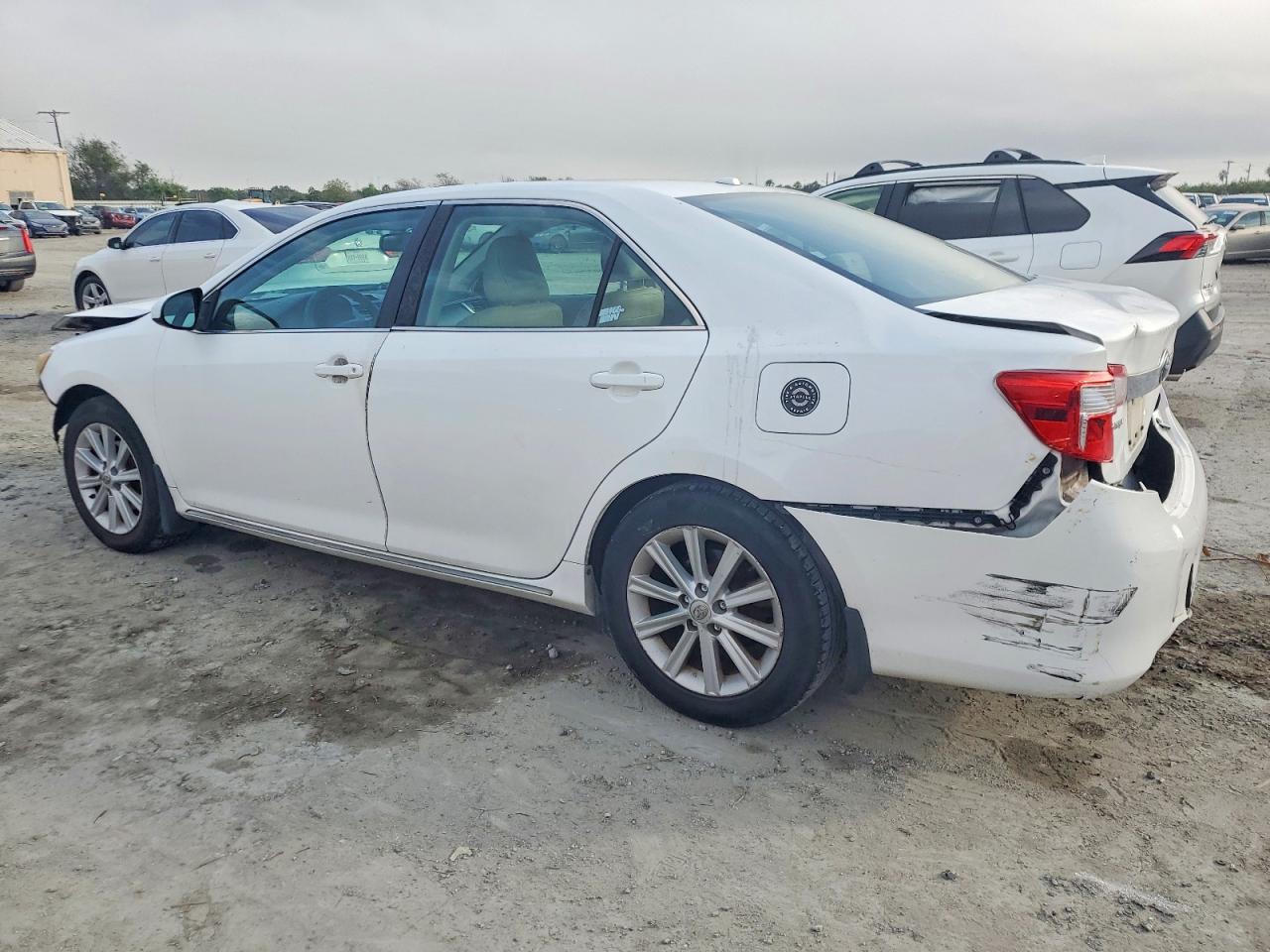2014 TOYOTA CAMRY SE photo 2