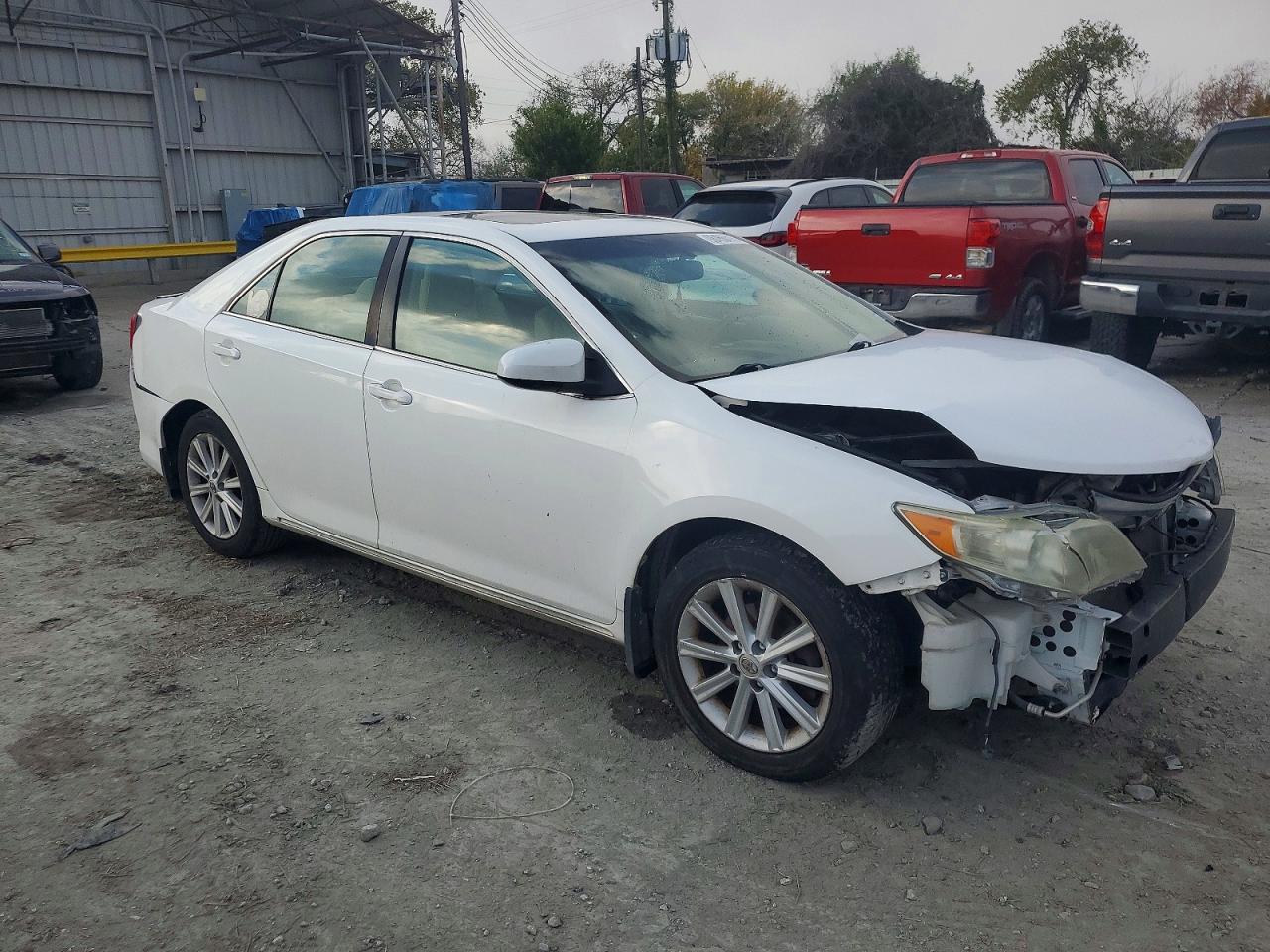 2014 TOYOTA CAMRY SE photo 4