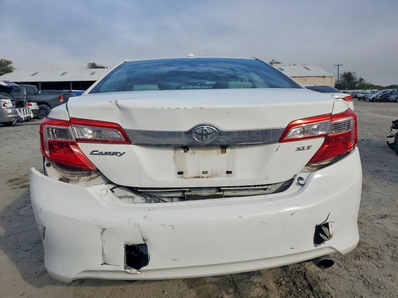 2014 TOYOTA CAMRY SE photo 6