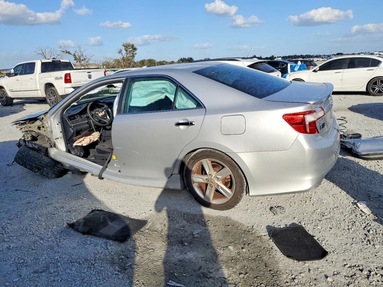 2014 TOYOTA CAMRY L photo 3