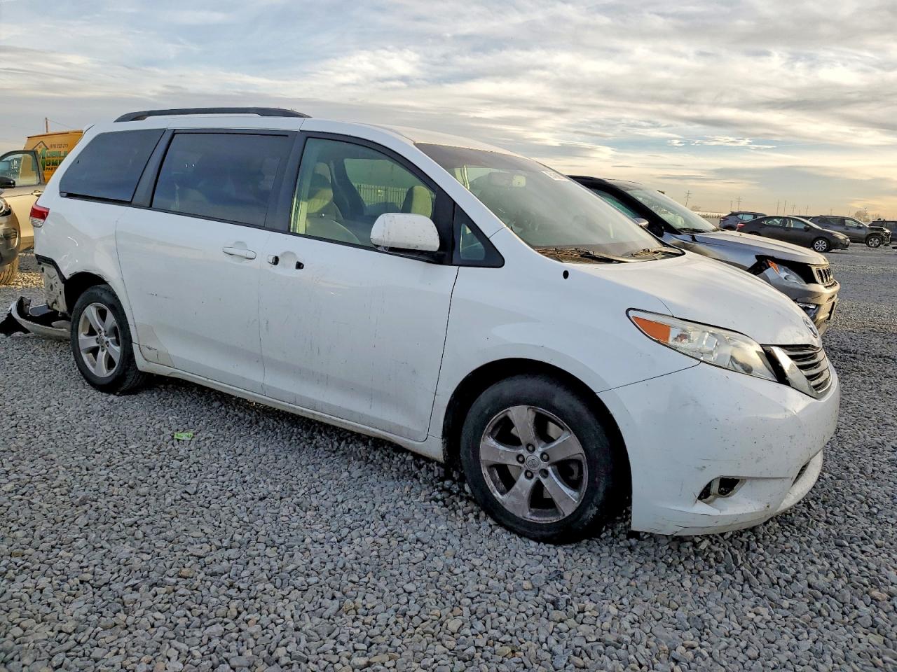 2014 TOYOTA SIENNA LE 8-PASSENGER photo 4