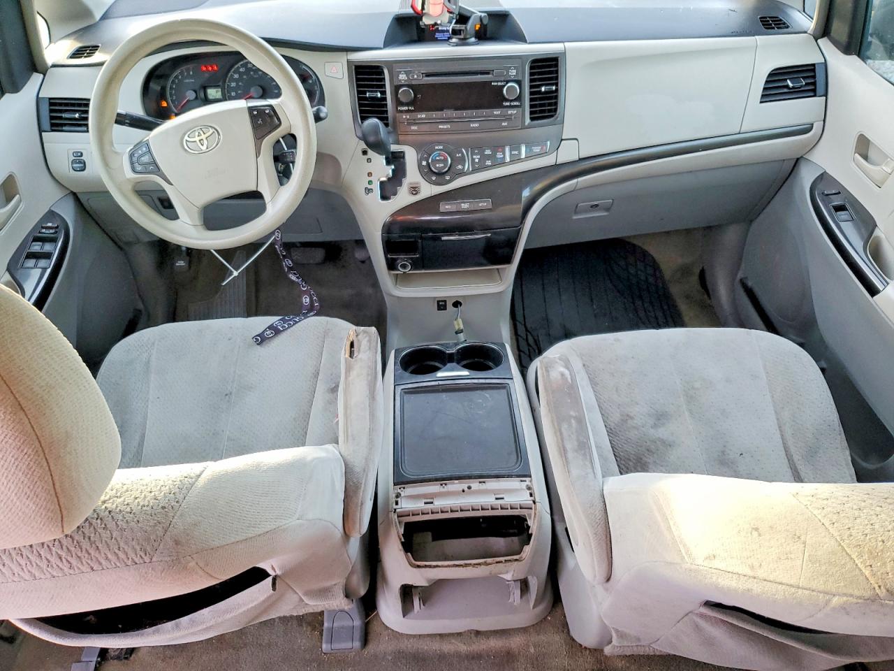 2014 TOYOTA SIENNA LE 8-PASSENGER photo 8