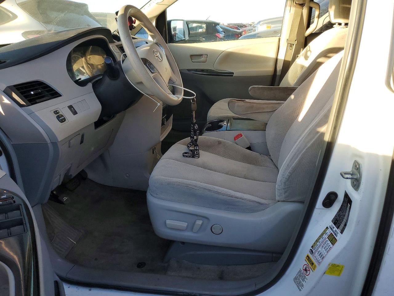 2014 TOYOTA SIENNA LE 8-PASSENGER photo 7