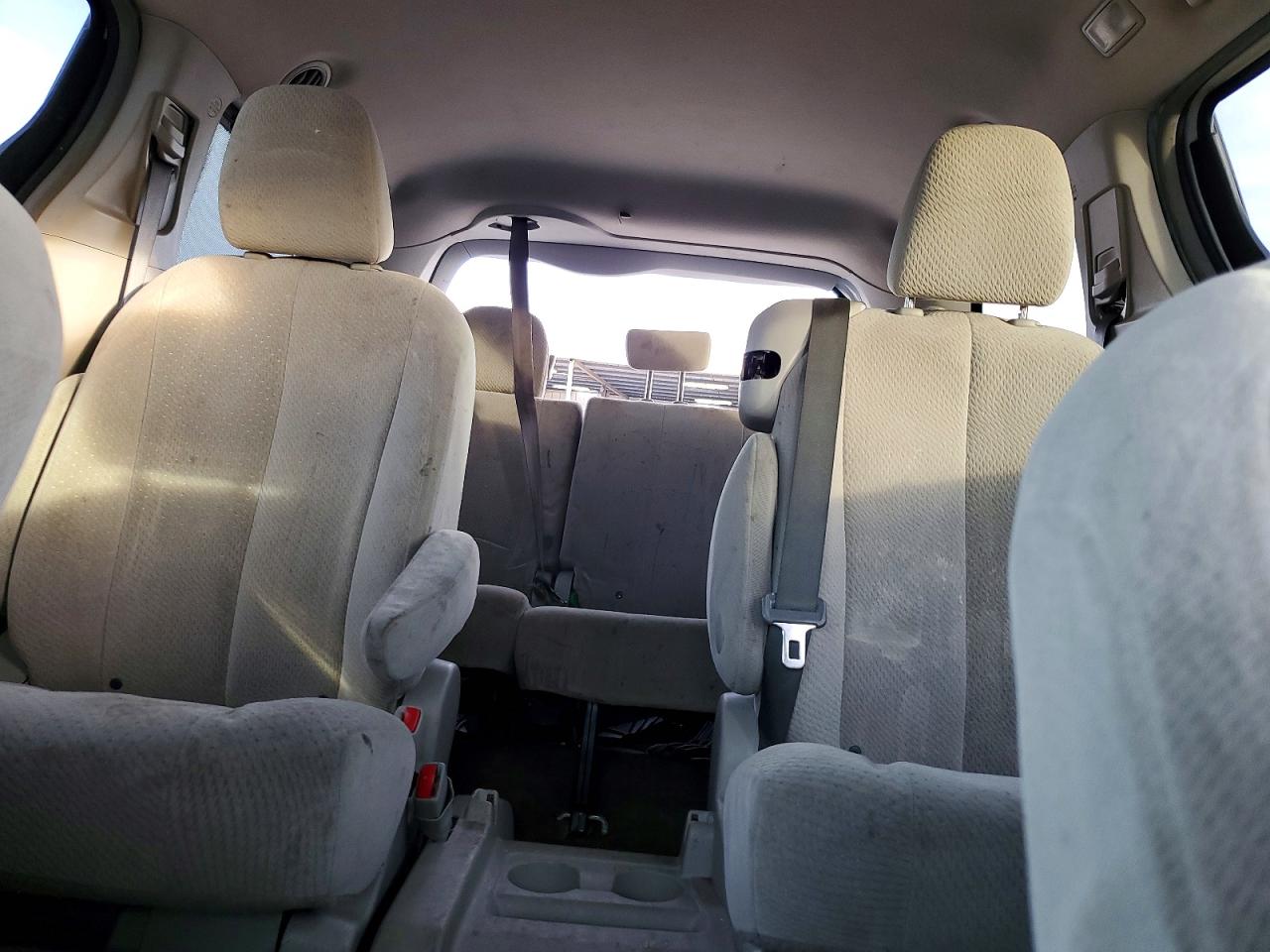 2014 TOYOTA SIENNA LE 8-PASSENGER photo 10