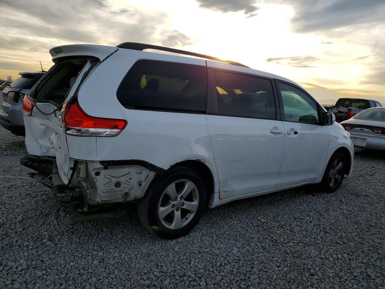 2014 TOYOTA SIENNA LE 8-PASSENGER photo 3