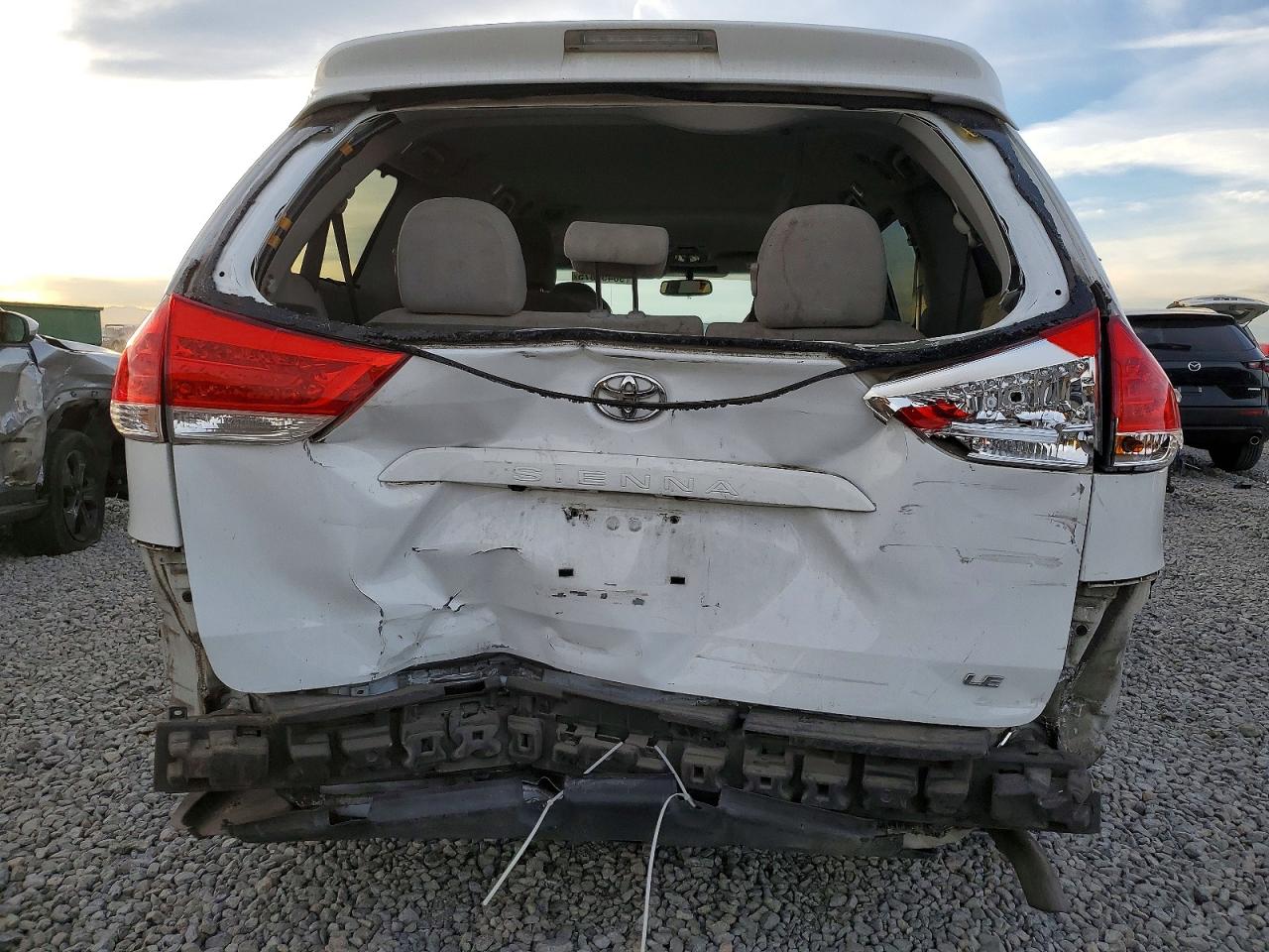 2014 TOYOTA SIENNA LE 8-PASSENGER photo 6