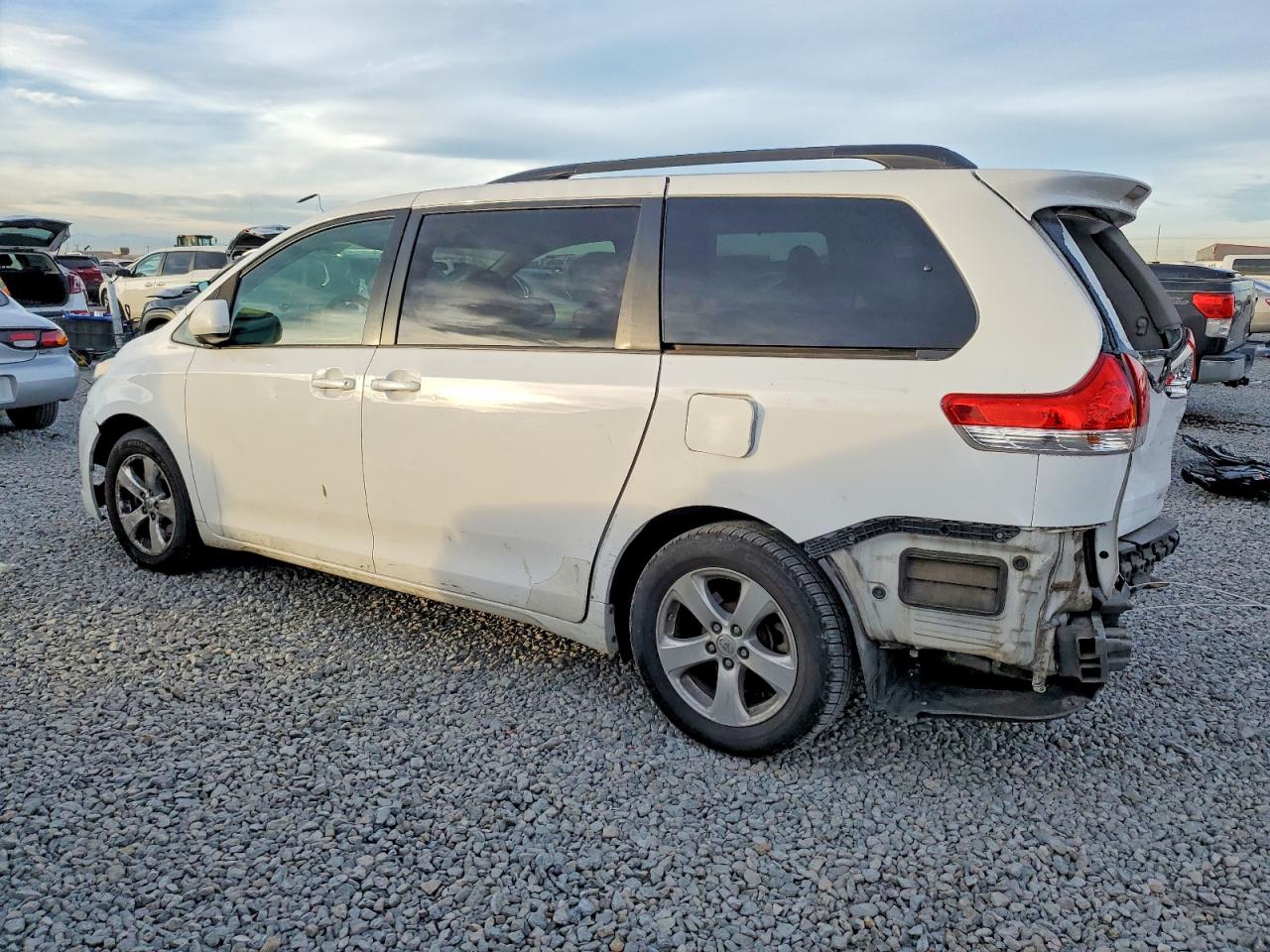 2014 TOYOTA SIENNA LE 8-PASSENGER photo 2