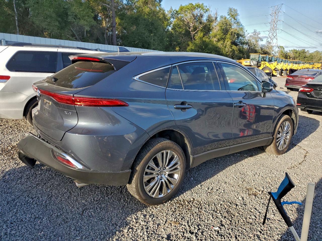 2024 TOYOTA VENZA LE photo 3