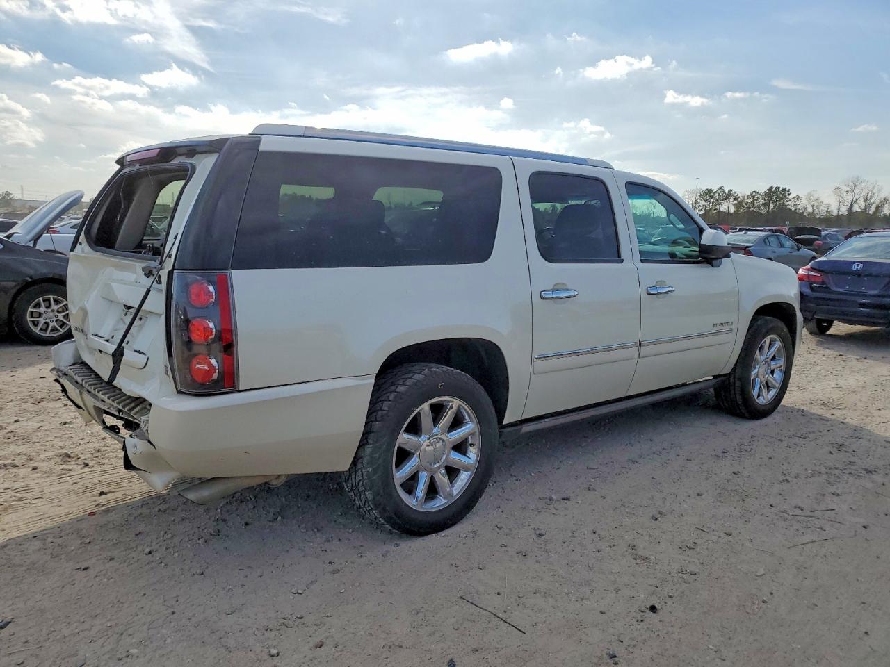 2014 GMC YUKON XL DENALI photo 3