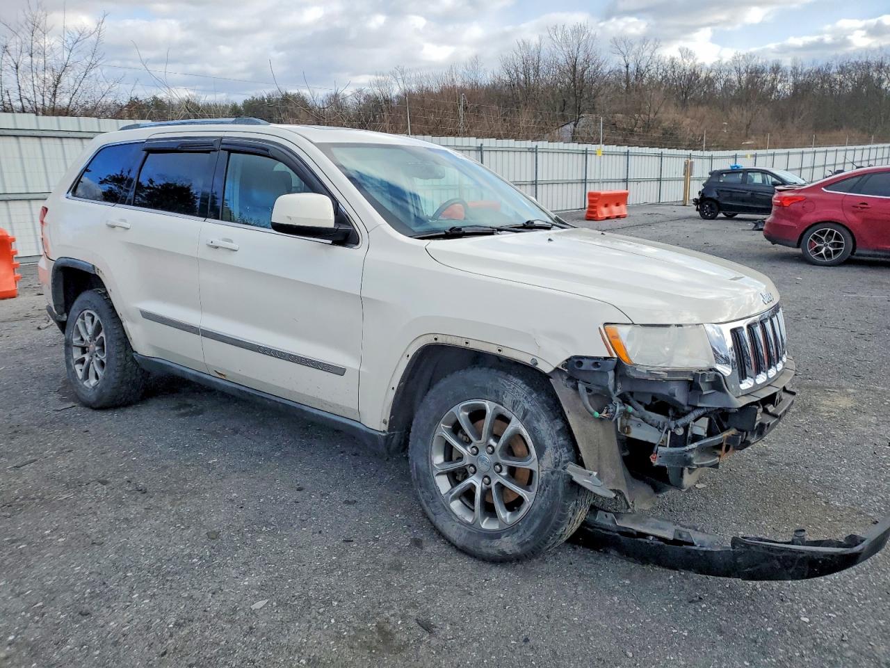 2011 JEEP GRAND CHEROKEE LAREDO photo 4