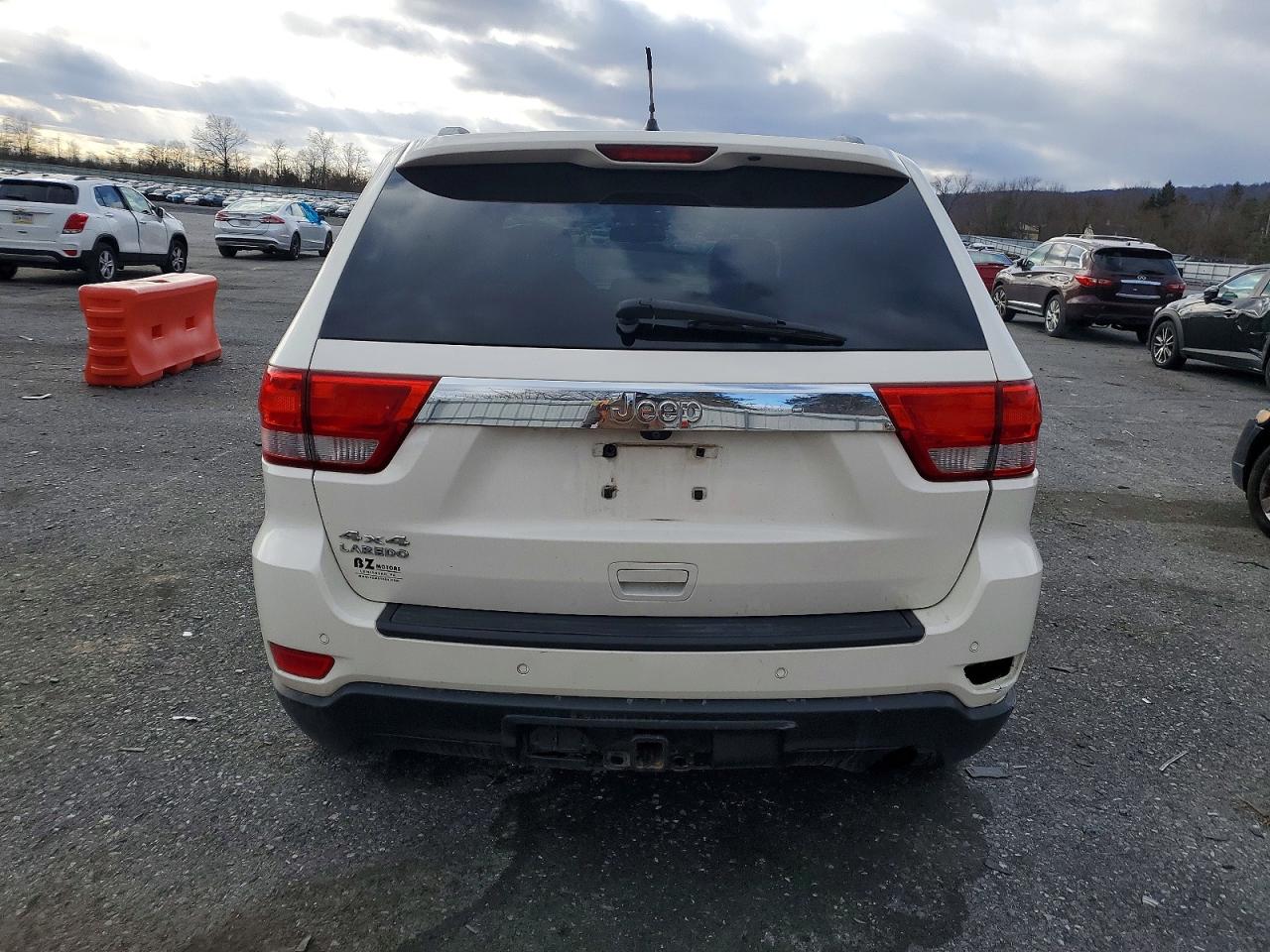 2011 JEEP GRAND CHEROKEE LAREDO photo 6