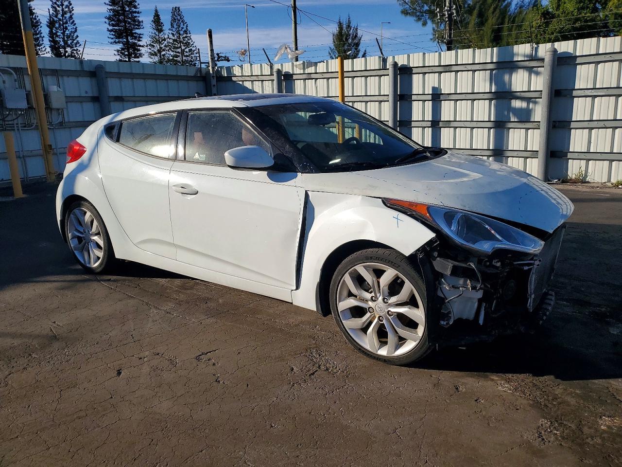 2012 HYUNDAI VELOSTER photo 4